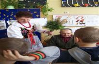 Kontynuacja programu „Szkoła Pachnąca Tradycją” z Kołem Gospodyń Wiejskich z Mętkowa oraz Panem Florianem Migasem w Szkole Podstawowej w Rozkochowie